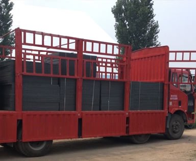 深圳東北齒形鋼格板裝車